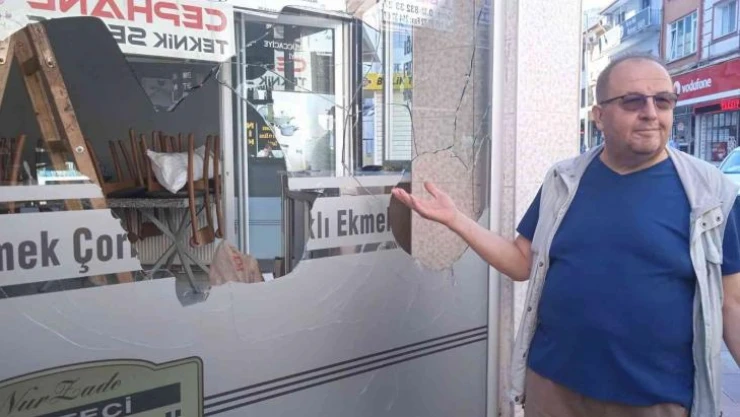 Sabah dükkânını açmaya gelen esnafa cam şoku