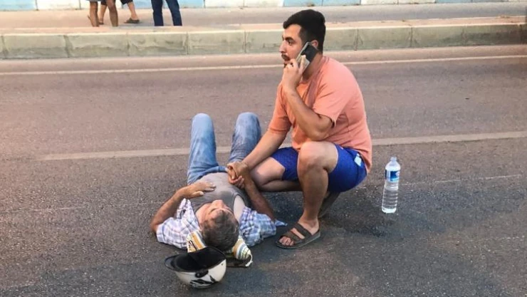 Sağlıkçıdan izinde vefa örneği, yaralıya müdahale etti, tişörtünü üzerine örttü