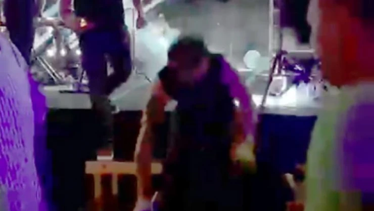 Sahneden düşen Emre Kaya hastaneye kaldırıldı