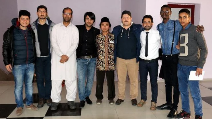 Şair Karakoç'un 'Sürgün' şiiri 7 dilde okundu