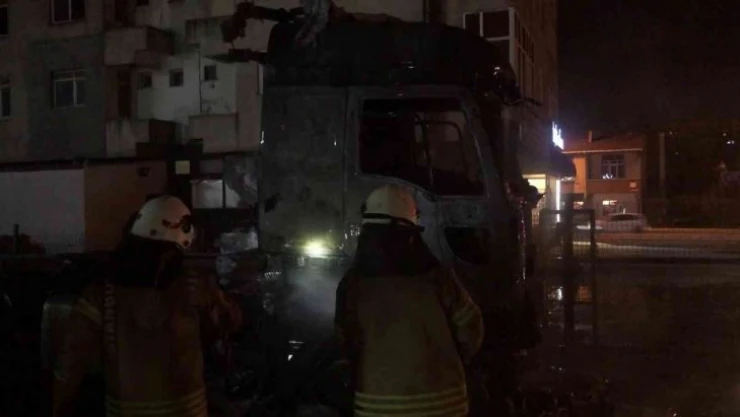 Sancaktepe'de park halindeki tır yandı