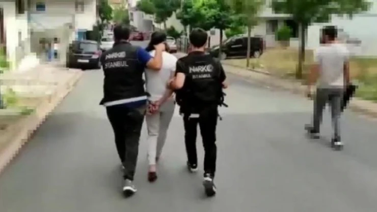 Sancaktepe'de polisten uyuşturucu operasyonu: Çeşitli uyuşturucu maddeler ele geçirildi