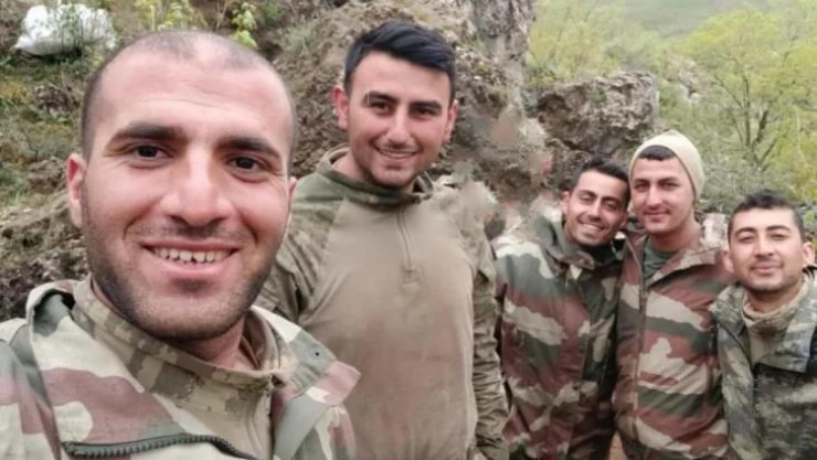 Şehit askerlerin 5'inin aynı karede yer aldığı fotoğraf yürekleri burktu