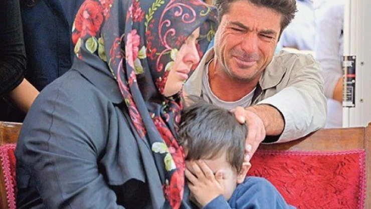 Şehit oğlu: Anne, evimize gidelim şehit eşi: Evimiz mi kaldı oğlum?