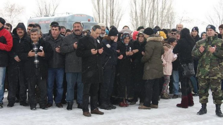 Şehit babası: Bayrağımın altında ülkenin havasını soluyan, suyunu içen, ekmeğini yiyip de ihanet eden kim varsa lanet olsun!