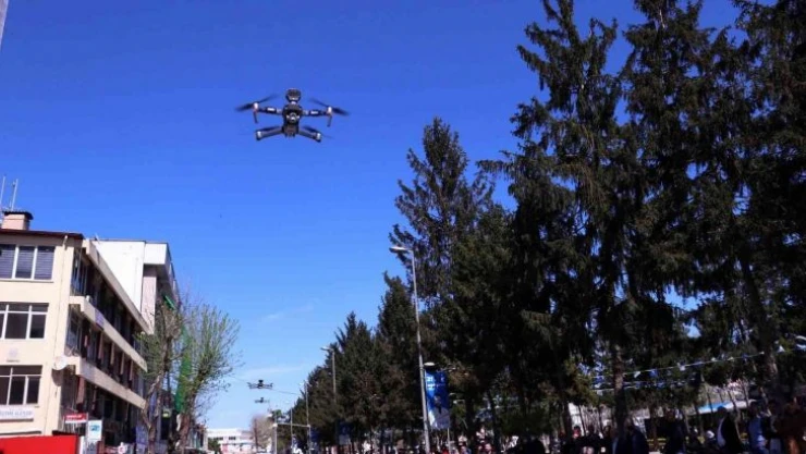 Şehrin göbeğinden havalandı, vatandaş telefona sarıldı