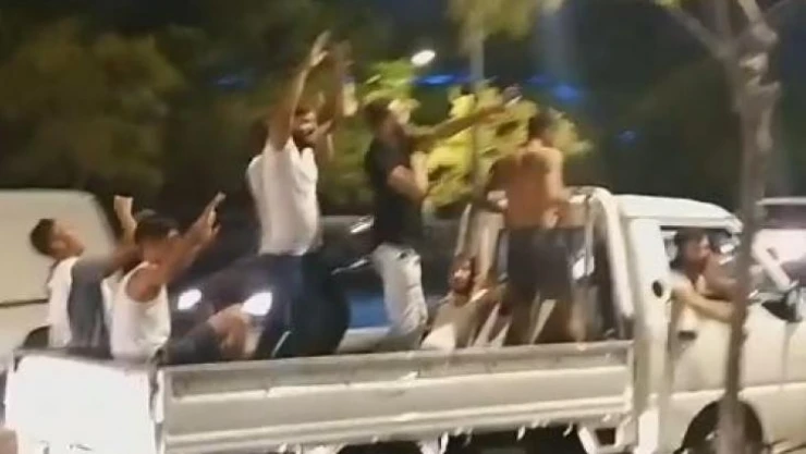 Seyir halindeki kamyonetin üzerini diskoya çevirdiler