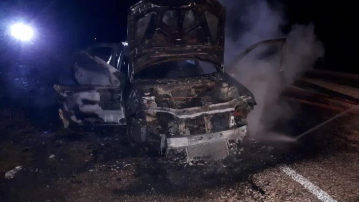 Seyir halindeki otomobil alev topuna döndü