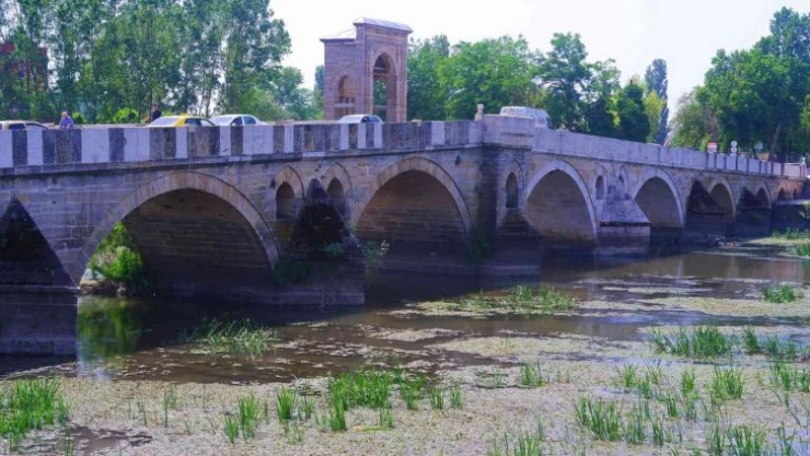 Sıcaklığın vurduğu Edirne'deki nehir dibi gördü