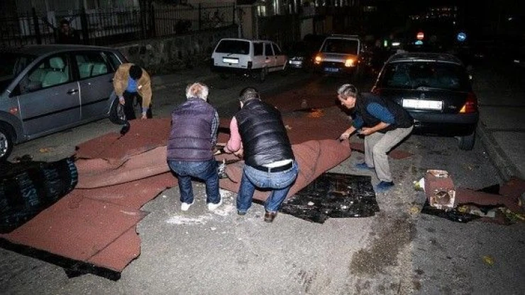 Şiddetli lodos çatıları uçurdu