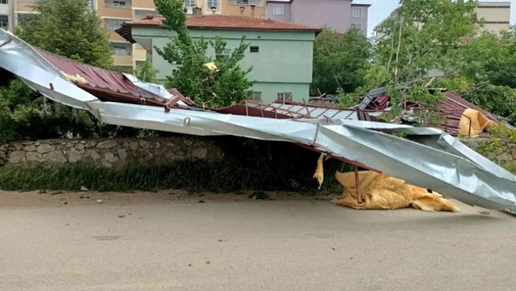 Şiddetli rüzgar çatıyı böyle uçurdu