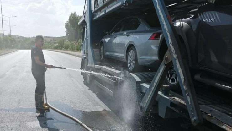 Sıfır araç taşıyan tırın lastikleri alev aldı