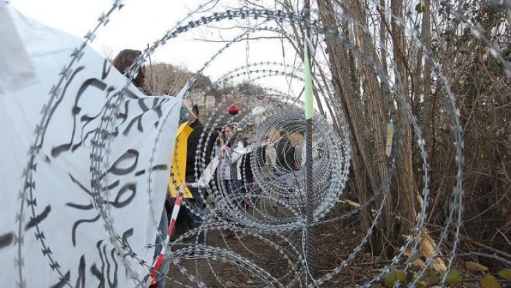 Sığınmacılara 'tel örgü' önlemine protesto