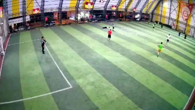 Siirt'te halı sahada kalp krizi geçiren genç hayatını kaybetti