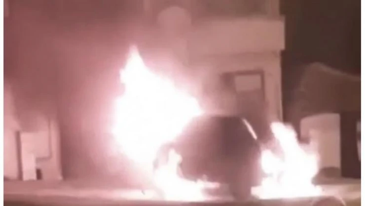 Silivri'de park halindeki otomobil alev alev yandı