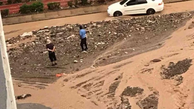 Siparişini bırakan motokurye döndüğünde motorunun sele kapıldığını gördü