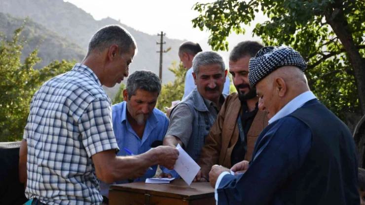 Şırnak'ta ilginç takı geleneği: Oy kullanır gibi sandık kuruldu, zarflar atıldı