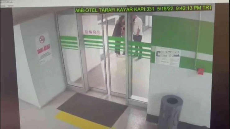 Şişli'de masanın üzerindeki cep telefonunu çalan şüpheliler yakalandı