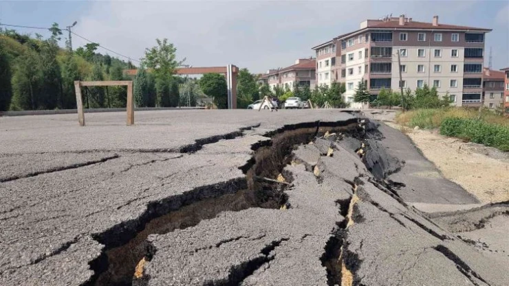 Site otoparkında heyelan meydana geldi