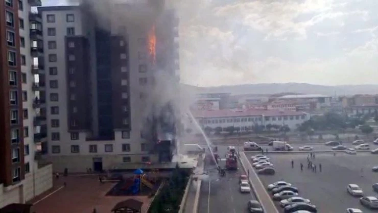 Sivas'ta apartmanda yangın