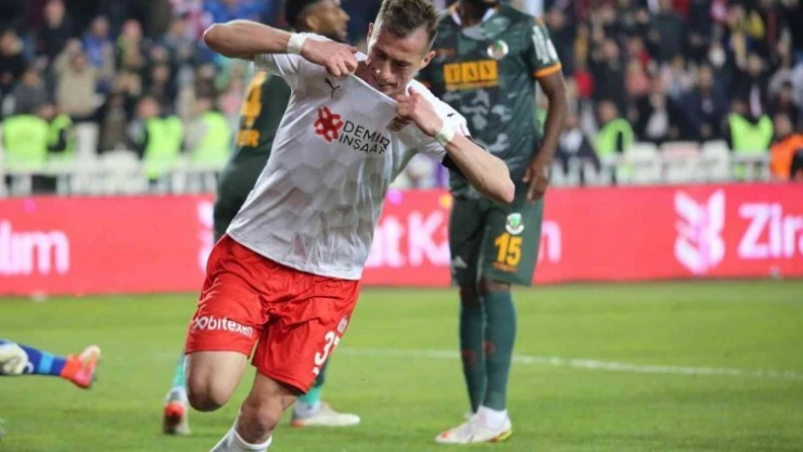 Sivasspor'un kaptanı Hakan siftah yaptı