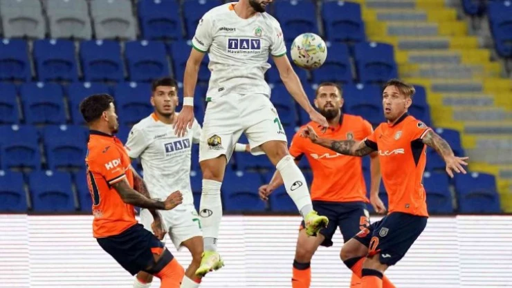 Spor Toto Süper Lig: Medipol Başakşehir: 0 - Corendon Alanyaspor: 0 (Maç devam ediyor)