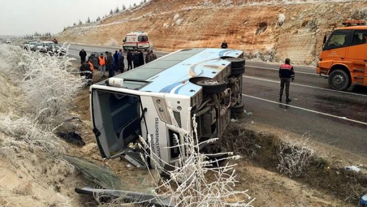 Sporcuları taşıyan midibüs devrildi: 1 ölü, 16 yaralı