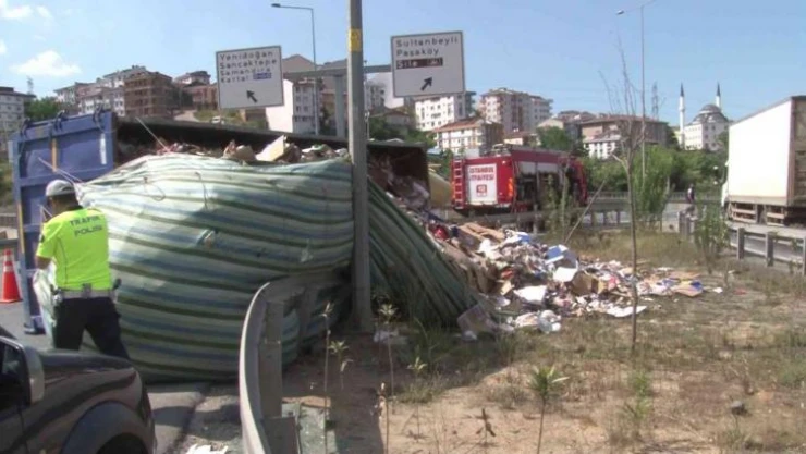 Sultanbeyli'de atık yüklü kamyon devrildi: 1 yaralı
