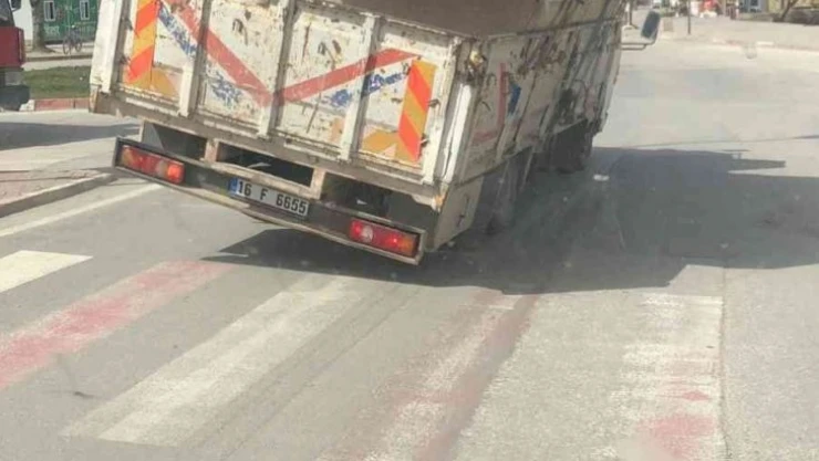 Sunta yüklü kamyonetin tehlikeli yolculuğu kamerada