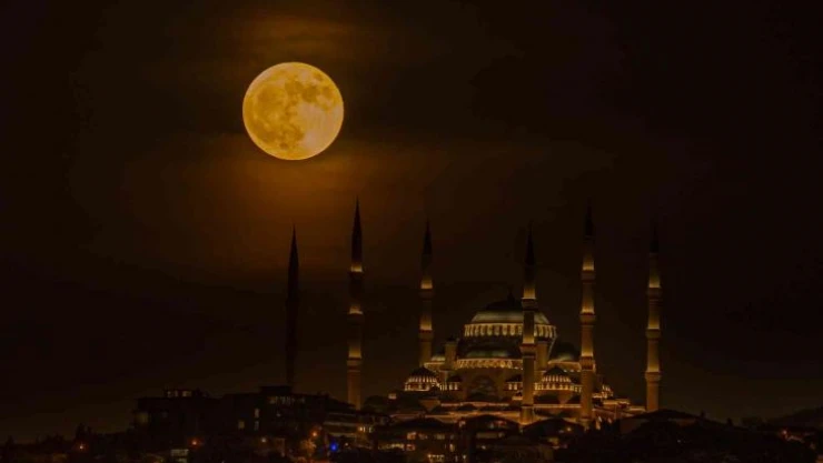 Süper Ay'ın Çamlıca Camii ile buluşması görsel şölen yaşattı