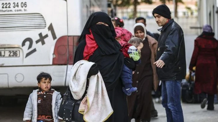 Suriyeli ailelerin Türkiye'ye geçişleri sürüyor