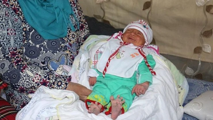 Suriyeli bebek པ parmaklı' doğdu
