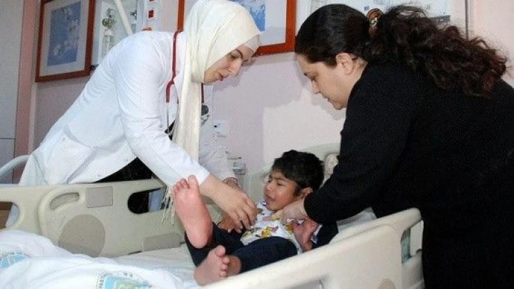 Suriyeli çocuk ayakları bağlı donmak üzereyken bulundu