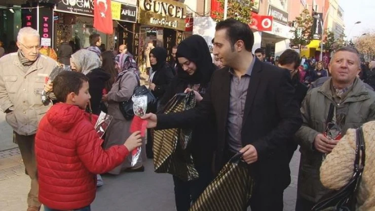 Suriyeliler Sakaryalılara gül dağıttı