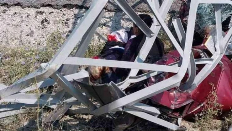 Sürücüsünün kontrolünü kaybettiği araç elektrik direğine çarptı: 4 yaralı