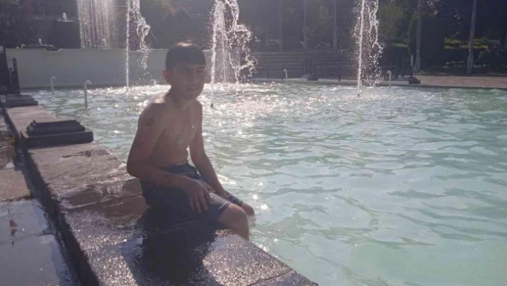 Süs havuzunda ölümüne serinleme hevesi