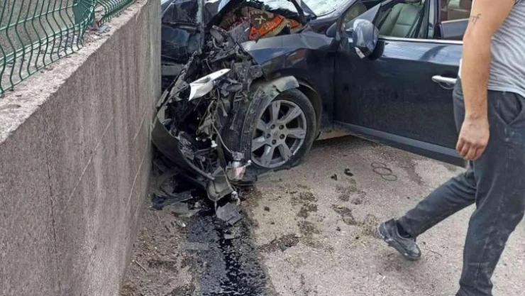 Tansiyonu düşen sürücü bahçe duvarına çarpıp otomobilde sıkıştı