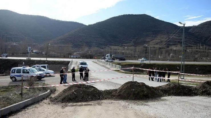 'Tapulu arazim' dedi yolu trafiğe kapattı