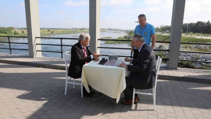 Tarihi köprüde satranç