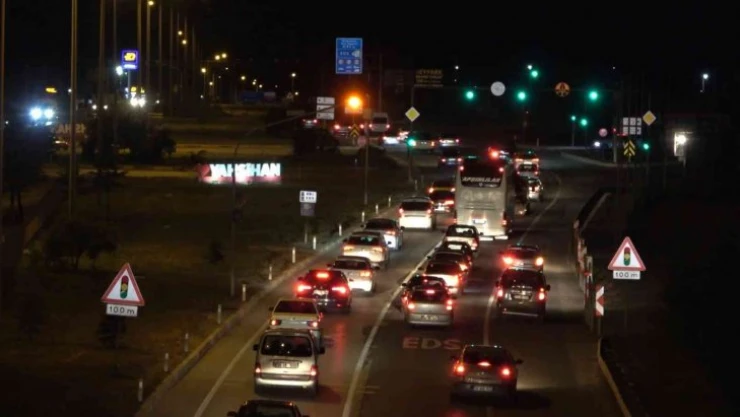Tatilciler dönüşe geçti: 43 ilin geçiş güzergahında trafik yoğunluğu