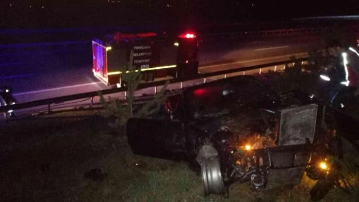 TEM'de bariyerlere çarpan otomobil hurdaya döndü: 2 yaralı