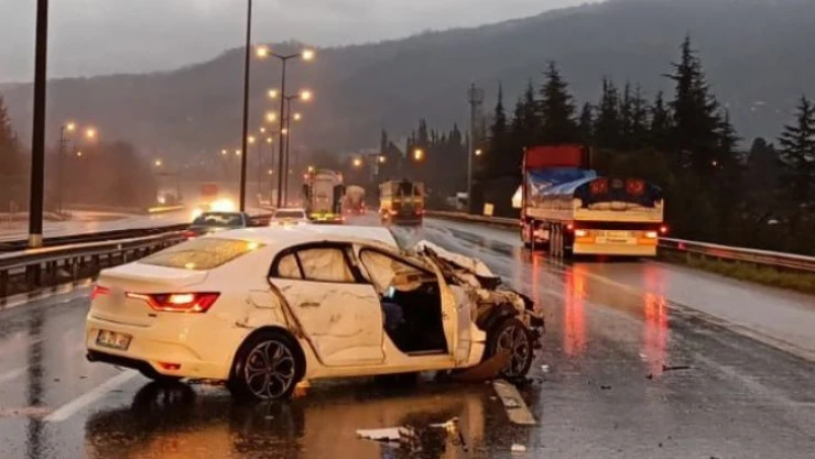 TEM'de kontrolden çıkan otomobil tırla çarpıştı: 3 yaralı