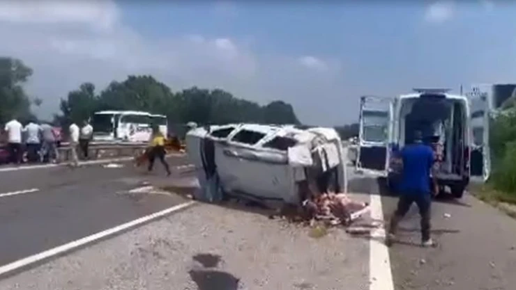 TEM'de otomobil takla attı: 5 yaralı