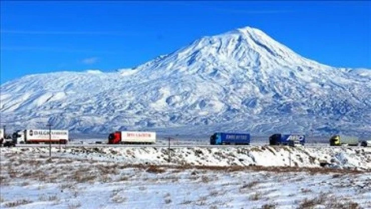 Tendürek Geçidi'nde 50 araç mahsur kaldı