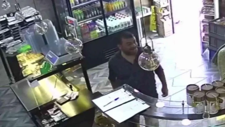 Tezgah üstündeki telefonu böyle çaldı