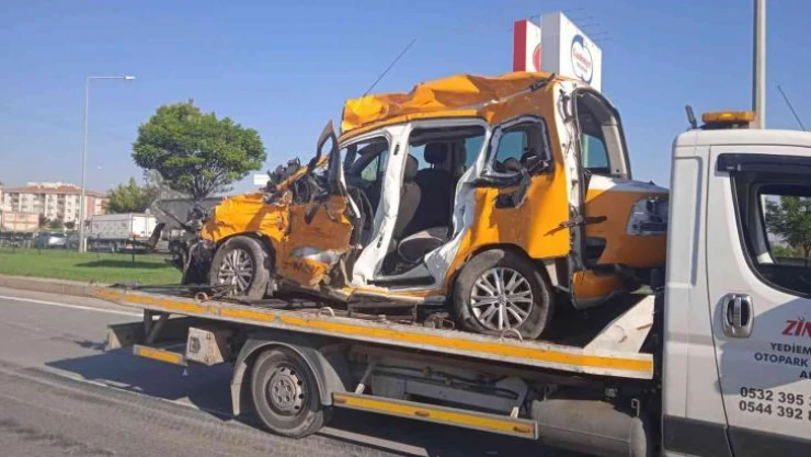 Ticari taksinin tırla çarpıştığı kazada şoför ve yolcu hayatını kaybetti
