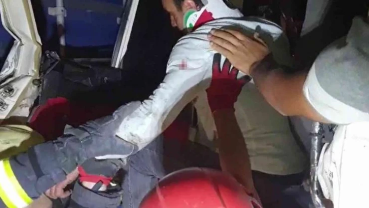 Tır tıra arkadan çarptı, sıkışan sürücüyü itfaiye ekipleri kurtardı