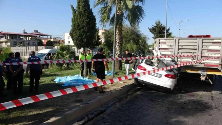 Tıra arkadan otomobille çarpan 3 genç hayatını kaybetti