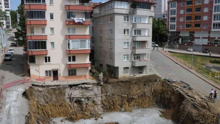 Toprak kayması sonucu tahliye edilen 2 bina sakinlerinin tedirgin bekleyişi
