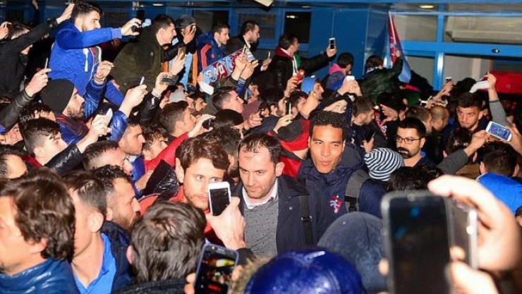 Trabzonspor taraftarları takımlarını coşkuyla karşıladı